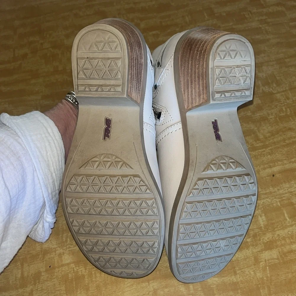 Teva cream leather Foxy booties size 6.5 low heel / preowned